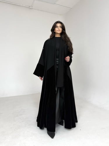 عباية كريب اسود مع مخمل اسود