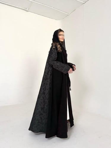 عباية كريب اسود مع تفته من الخلف