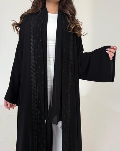 عباية كريب اسود مطرز اسود قصة كلوش