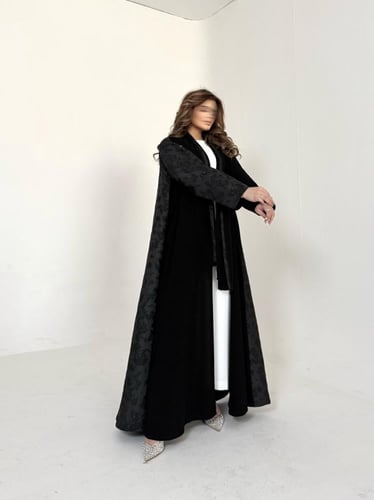 عباية كريب اسود مع تفته من الخلف