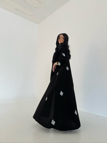 عباية كريب اسود مطرز زري قصة كلوش