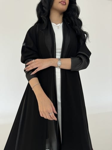 عباية كريب اسود مع اكمام لمعه قصة كلوش