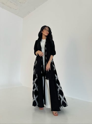 عباية كريب اسود تطريز اوف وايت قصة كلوش