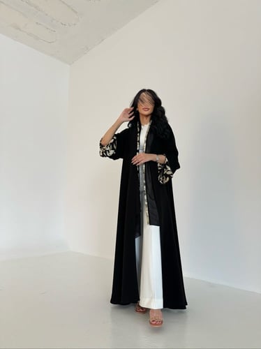 عباية كريب اسود مع دانتيل مطرز قصة كلوش