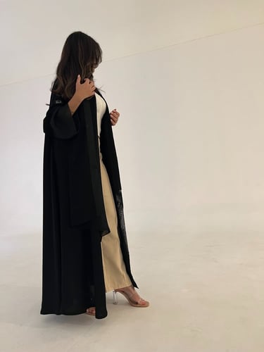عباية كريب أسود مع أكمام لنن زري