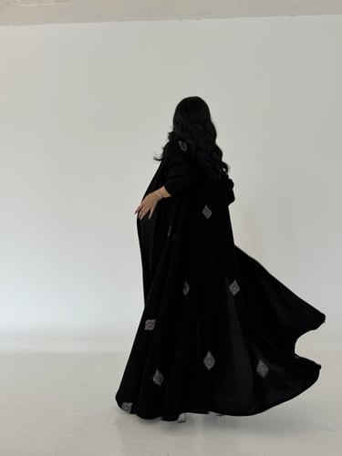 عباية كريب اسود تطريز رمادي قصة كلوش