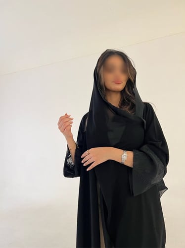 عباية كريب أسود مع أكمام لنن زري