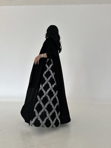 عباية كريب اسود تطريز اوف وايت قصة كلوش