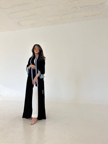 عباية كريب اسود مع تطريز سماوي قصة كلوش