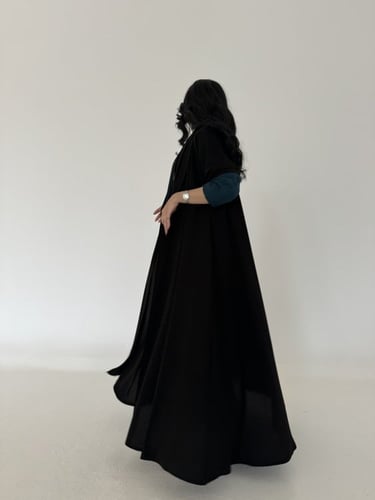 عباية كريب اسود مع اكمام تركواز قصة كلوش