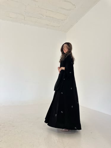 عباية كريب اسود تطريز رمادي قصة كلوش