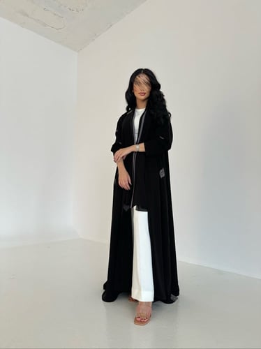 عباية كريب اسود تطريز رمادي قصة كلوش