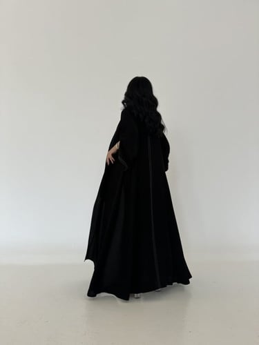 عباية كريب اسود مع رمادي قصة كلوش