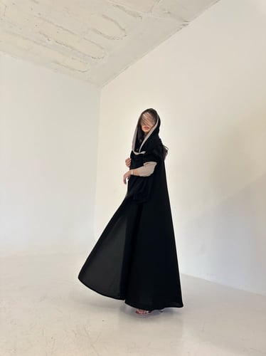 عباية كريب اسود مع اكمام بيج