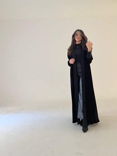 عباية مخمل أطراف كريب