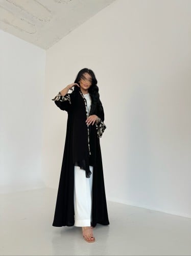 عباية كريب اسود مع دانتيل مطرز قصة كلوش