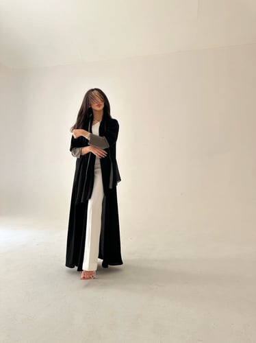 عباية كريب اسود مع اكمام زيتي فاتح