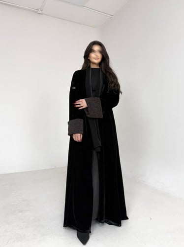 عباية مخمل اسود مع حرير تركي