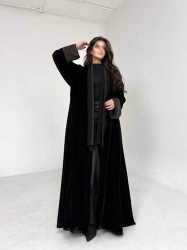 عباية مخمل اسود مع حرير تركي