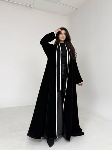 عباية مخمل اسود مع تحديد اوف وايت