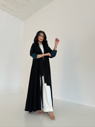 عباية كريب اسود مع اكمام تركواز قصة كلوش