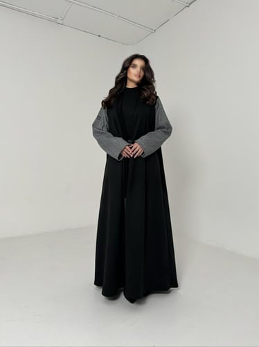 عباية جوخ أسود مع أكمام جوخ رمادي قصة نص كلوش