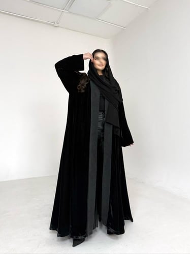 عباية مخمل اسود مع ياقة جاكار