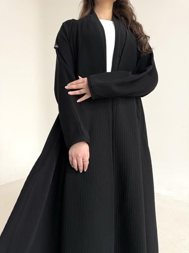 عباية كريب اسود مع جاكار مخطط