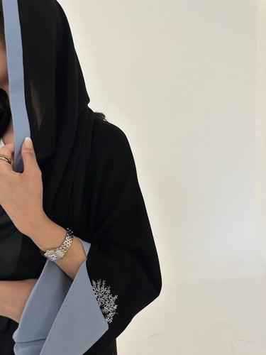 عباية كريب اسود مع تطريز سماوي قصة كلوش
