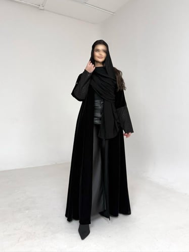 عباية مخمل مع اكمام سنارة اسود