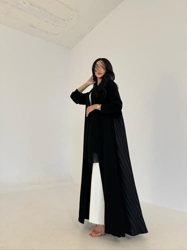 عباية كريب اسود مع كريب مكسر من الخلف قصة كلوش