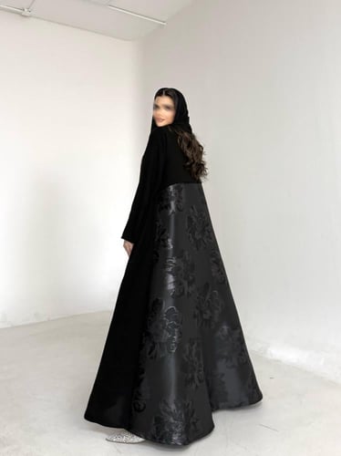 عباية كريب اسود مع تفته هندي