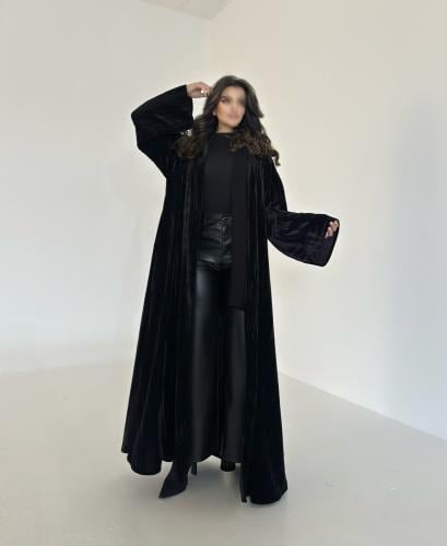 عباية مخمل أسود مكسر