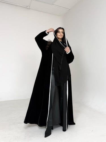 عباية مخمل اسود مع تحديد اوف وايت
