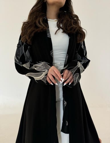 عباية كريب اسود مع اكمام مطرزة قصة كلوش