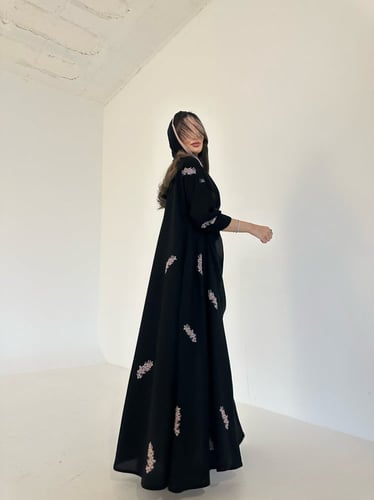 عباية كريب أسود فاحم مع تطريز وردي
