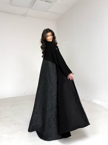 عباية كريب اسود مع تفته من الخلف