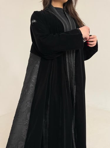 عباية مخمل اسود مع تفته زري