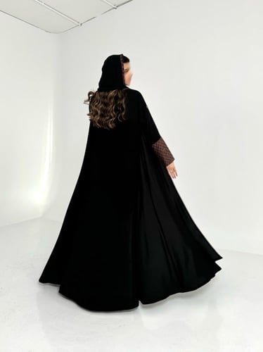 عباية كريب اسود مع اكمام لنن مطرز