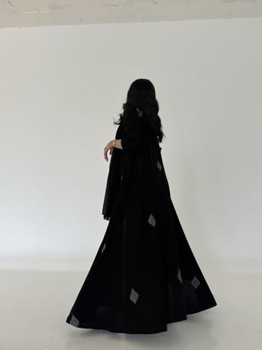 عباية كريب اسود تطريز رمادي قصة كلوش