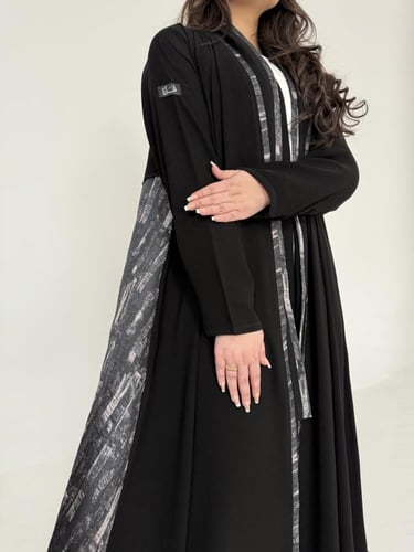 عباية كريب اسود مع تفتة جاكار