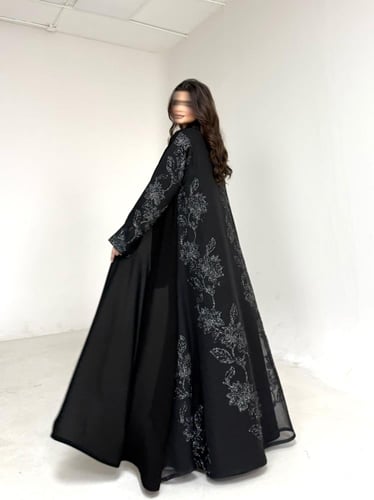 عباية كريب اسود مع اورقنزا مطرز فضي