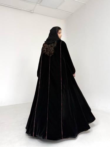 عباية مخمل اسود مع تفته