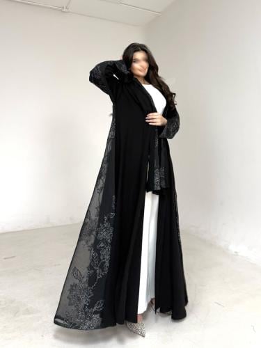 عباية كريب اسود مع اورقنزا مطرز فضي