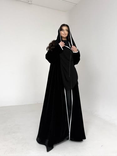 عباية مخمل اسود مع تحديد اوف وايت
