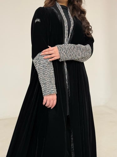 عباية مخمل اسود مع اكمام سنارة ملون