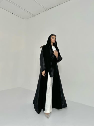 عباية كريب اسود مع تفته هندي قصة كلوش