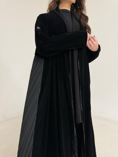 عباية مخمل اسود مع كريب مكسر