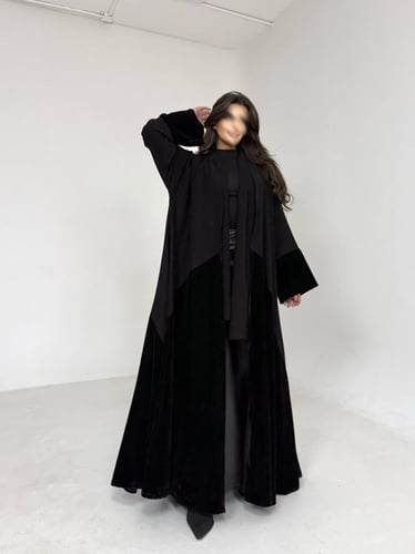 عباية كريب اسود مع مخمل اسود