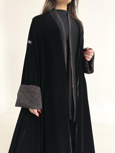 عباية مخمل اسود مع حرير تركي